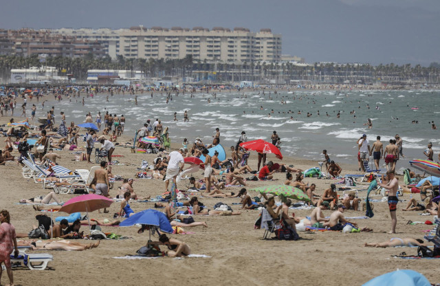 Archivo - La Playa de la Malvarrosa repleta de gente en un día de alerta roja por altas temperaturas