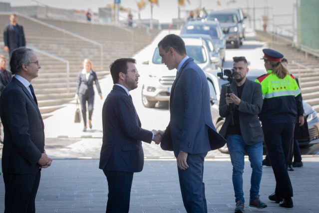 Archivo - El presidente de la Generalitat, Pere Aragonès (i) y el presidente del Gobierno, Pedro Sánchez (d), se saludan en la puerta del hotel W Barcelona a su llegada a la jornada de clausura de la XXXVII Reunió Cercle d’Economia, a 6 de mayo de 2022, e