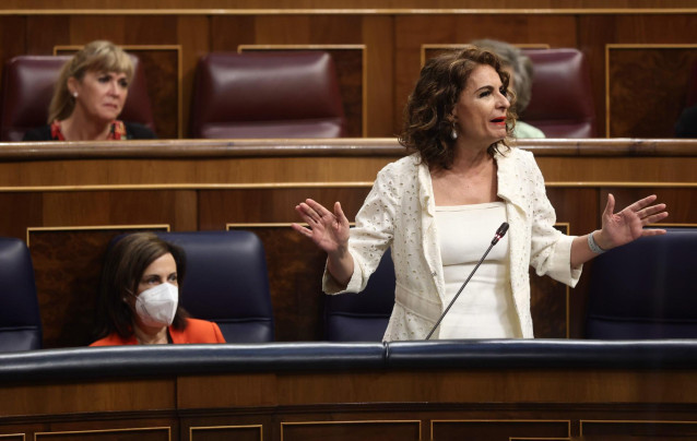 La ministra de Hacienda, María Jesús Montero, interviene en una sesión de control, en el Congreso de los Diputados, a 22 de junio de 2022, en Madrid (España). Se trata del primer pleno tras las elecciones andaluzas donde el PP obtuvo mayoría absoluta, el