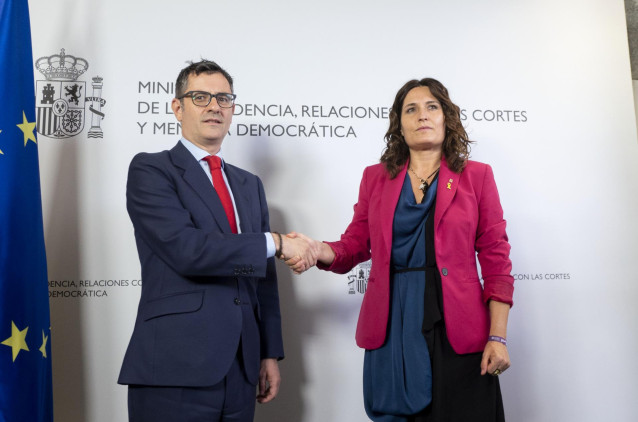 El ministro de la Presidencia, Relaciones con las Cortes y Memoria Democrática, Félix Bolaños y la consellera de la Presidencia de la Generalitat de Cataluña, Laura Vilagrà, se saludan a su llegada a una reunión en la sede del Ministerio, a 22 de junio.
