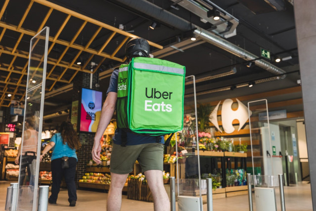 Carrefour y Uber Eats se asocian para llevar la compra a domicilio