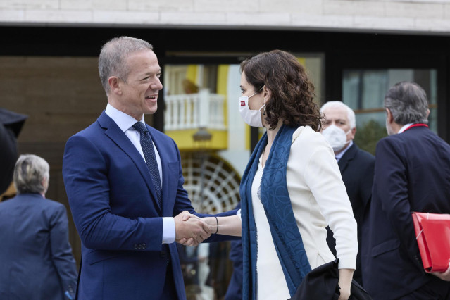 Archivo - El presidente del Senado, Ander Gil, saluda a la presidenta de la Comunidad de Madrid, Isabel Díaz Ayuso, a su llegada a la conferencia de Presidentes, en el Museo Arqueológico Benahoarita, a 13 de marzo de 2022, en Los Llanos de Aridane, La Pal