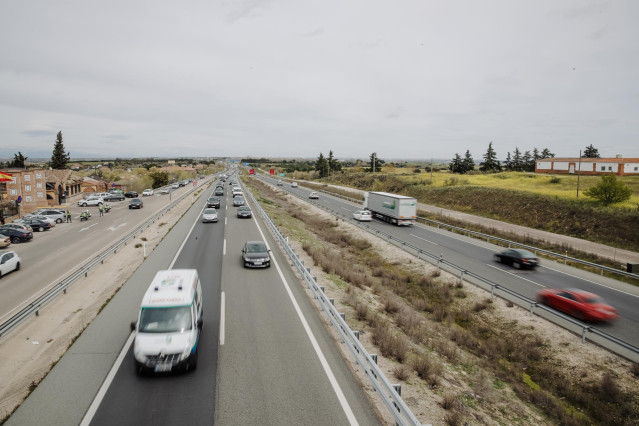 Archivo - Varios coches en la A-5 el día en que arranca la operación salida de Semana Santa 2022.