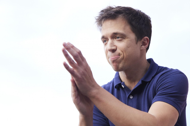 El líder de Más País, Íñigo Errejón, aplaude durante el acto público de la campaña electoral de Por Andalucía en el Parque de los Perdigones, a 08 de junio del 2022 en (Sevilla, Andalucía)