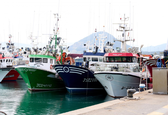 Archivo - Imagen de archivo de barcos amarrados en el puerto de Santoña, a 25 de marzo de 2022, en Santoña, Cantabria (España).