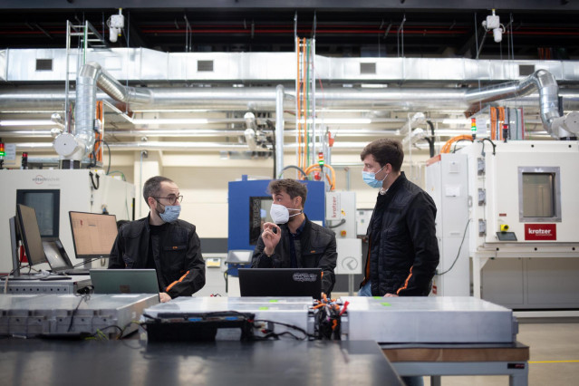 Archivo - Varios trabajadores en el nuevo Test Center Energy (TCE) de Seat, a 15 de diciembre de 2021, en Martorell, Barcelona, Catalunya, (España). El TCE se trata de un nuevo laboratorio de baterías donde Seat desarrollará y probará diversos sistemas de