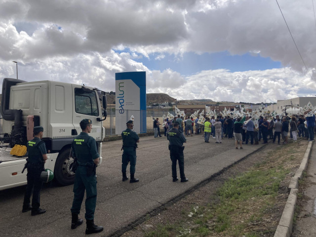 Camión parado a su salida de la CLH en Santovenia de Pisuerga por las protestas de agricultores y ganaderos.