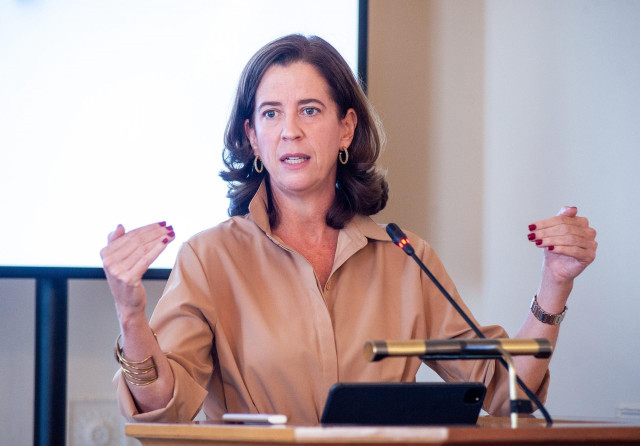 Alejandra Kindelán, presidenta de la Asociación Española de Banca (AEB), durante su intervención en el curso de economía organizado por APIE en la Universidad Internacional Menéndez Pelayo de Santander.