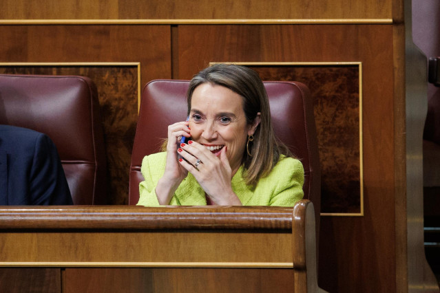 La secretaria general del Partido Popular, Cuca Gamarra, conversa por teléfono en una sesión plenaria, en el Congreso de los Diputados, a 23 de junio de 2022, en Madrid (España).