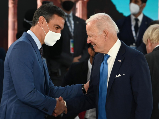Archivo - El presidente del Gobierno, Pedro Sánchez (i), conversa con el presidente de Estados Unidos, Joe Biden (d), durante la cumbre del G20