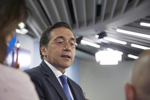 El ministro de Asuntos Exteriores, Unión Europea y Cooperación, José Manuel Albares, ofrece declaraciones tras una rueda de prensa conjunta sobre la próxima cumbre de la OTAN, en el Palacio de La Moncloa, a 22 de junio de 2022, en Madrid (España).