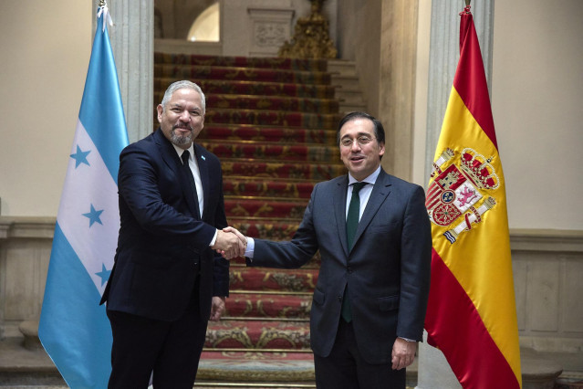 El ministro de Asuntos Exteriores, José Manuel Albares (d), estrecha la mano de su homólogo el ministro de Relaciones Exteriores de la República de Honduras, Eduardo Enrique Reina, en el Palacio de Viana (i), a 23 de junio de 2022, en Madrid (España).