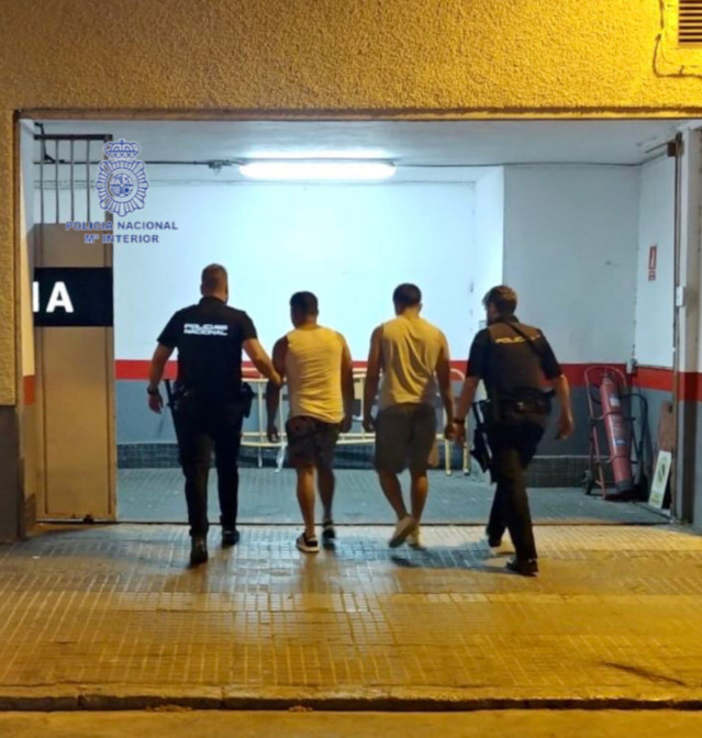Detenidos por hurto escoltados por la Policía