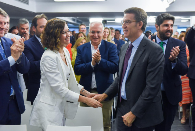La presidenta de la Comunidad de Madrid, Isabel Díaz Ayuso y el presidente del Partido Popular, Alberto Núñez Feijóo, a su llegada a una reunión de la Junta Directiva Nacional del PP, en la sede del PP, a 21 de junio de 2022, en Madrid (España).