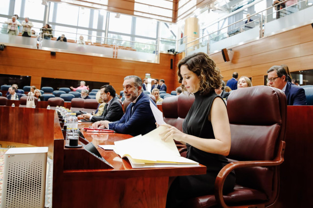 La presidenta de la Comunidad de Madrid, Isabel Díaz Ayuso, interviene durante una sesión plenaria.