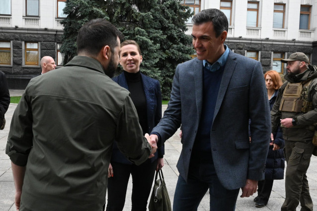 Archivo - El presidente del Gobierno, Pedro Sánchez, saluda al presidente de Ucrania, Volodimir Zelenski, durante su visita a Kiev