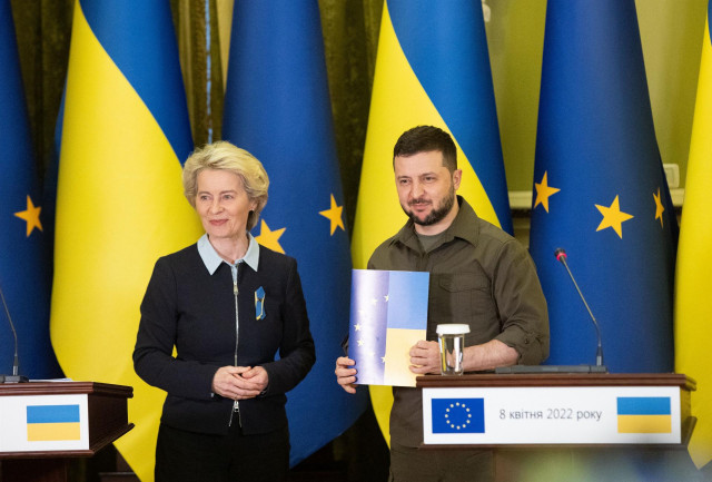 Archivo - La presidenta de la Comisión Europea, Ursula von der Leyen, y el presidente de Ucrania, Volodimir Zelenski