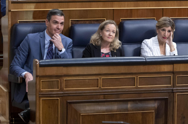 Archivo - (I-D) El presidente del Gobierno, Pedro Sánchez; la vicepresidenta primera y ministra de Asuntos Económicos y Transformación digital, Nadia Calviño; y la vicepresidenta Segunda del Gobierno y Ministra de Trabajo y Economía Social, Yolanda Díaz.