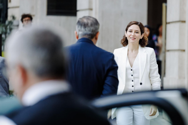 El consejero de Presidencia, Justicia e Interior, Enrique López, y la presidenta de la Comunidad de Madrid, Isabel Díaz Ayuso, a su llegada a un desayuno informativo de Fórum Europa, en el Hotel Mandarín Oriental Ritz, a 21 de junio de 2022, en Madrid (Es