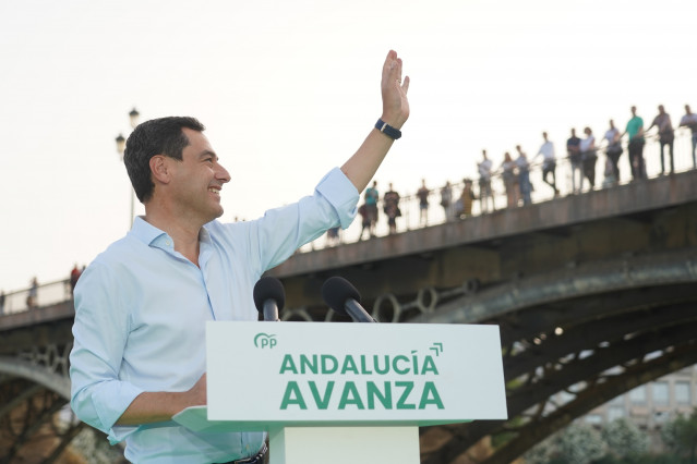 El presidente del PP-A y candidato a la reelección Presidencial de la Junta, Juanma Moreno clausura el acto de cierre de campaña del PP para los comicios autonómicos del próximo día 19 en Sevilla a 17 de junio del 2022