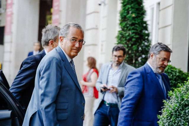 El vicepresidente y consejero de Educación y Universidades de la  Comunidad de Madrid, Enrique Ossorio, a su llegada a un desayuno informativo de Fórum Europa, en el Hotel Mandarín Oriental Ritz, a 21 de junio de 2022, en Madrid (España).