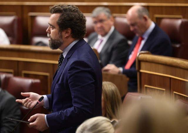 El portavoz de Vox en el Congreso, Iván Espinosa de los Monteros, interviene en una sesión de control, en el Congreso de los Diputados, a 22 de junio de 2022, en Madrid (España). Se trata del primer pleno tras las elecciones andaluzas donde el PP obtuvo m