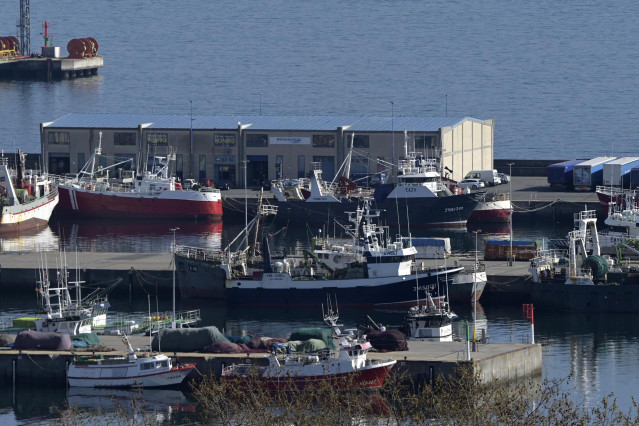 Archivo - Barcos pesqueros amarrados en el puerto, por la subida de precio del gasoil, a pesar de desconvocar el paro, 24 de marzo de 2022, en A Coruña, Galicia (España).  Tras un encuentro con el ministro de Agricultura el 23 de marzo, el sector pesquero