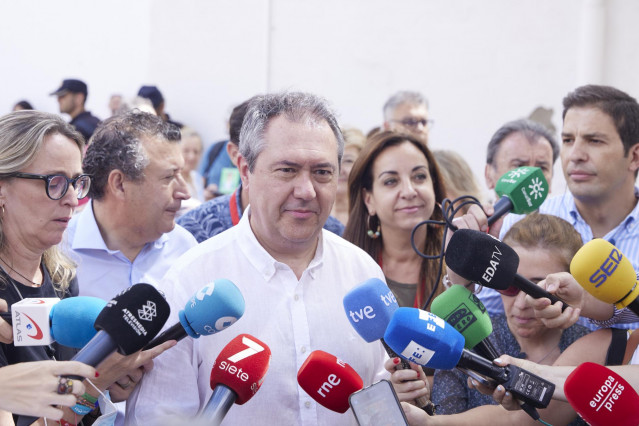 El secretario general del PSOE de Andalucía, Juan Espadas, atiende a los medios de comunicación tras ejercer su derecho al voto en el CEIP Calvo Sotelo, a 19 de junio de 2022 en Sevilla (Andalucía, España) (Foto de archivo).