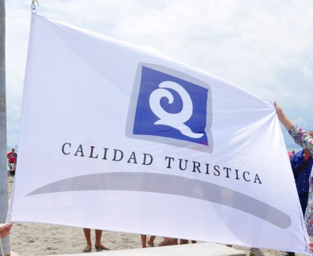 Archivo - Bandera Q De Calidad En Playa