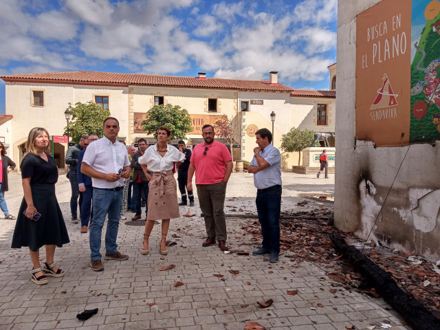 La presidenta del Gobierno de Navarra, María Chivite, visita los daños provocados por un incendio forestal en el parque Sendaviva de Arguedas.