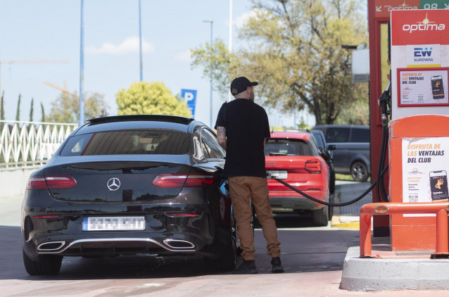 Archivo - Un hombre reposta en una gasolinera