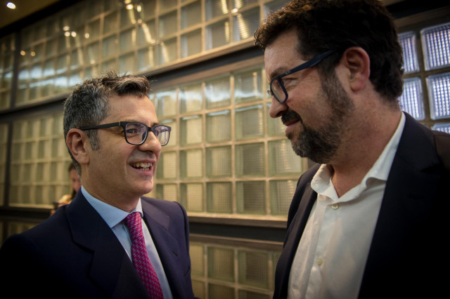 El ministro de la Presidencia, Relaciones con las Cortes y Memoria Democrática, Félix Bolaños (i) y el secretario de Estado de Empleo y Economía Social, Joaquín Pérez Rey (d), a su llegada a un acto de conmemoración del proceso 1001, en Madrid.
