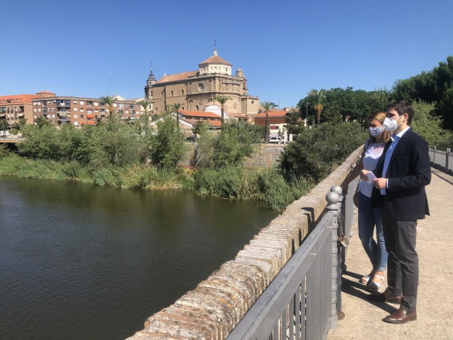 El portavoz del PP en el Ayuntamiento de Talavera, Santiago Serrano, en el río Tajo