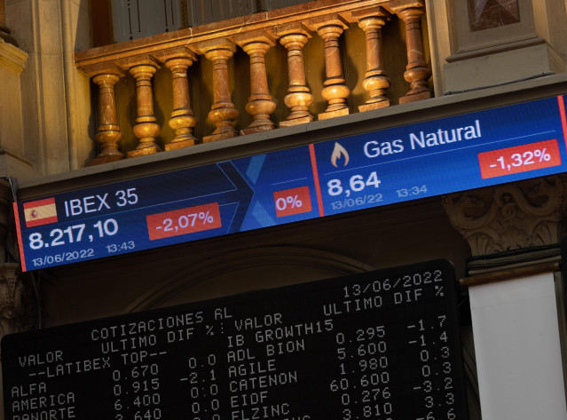 Dos paneles del Ibex 35 en el Palacio de la Bolsa de Madrid, a 13 de junio de 2022, en Madrid (España).