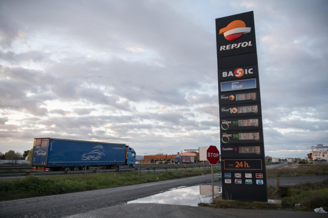 Archivo - Un camión pasa al lado de una gasolinera situada en el eje Manzanares-Valdepeñas de la autopista A4