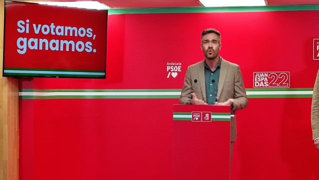 El portavoz de la Comisión Ejecutiva Federal del PSOE, Felipe Sicilia, en rueda de prensa en Málaga.
