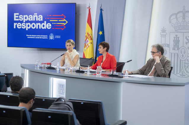(I-D) La vicepresidenta segunda, Yolanda Díaz; la ministra Portavoz, Isabel Rodríguez y el ministro de Universidades, Joan Subirats, comparecen tras la reunión del Consejo de Ministros en Moncloa, a 21 de junio de 2022, en Madrid (España).