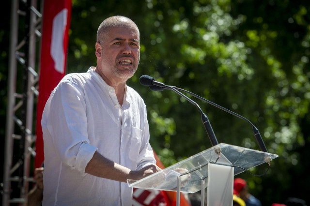 El secretario general de CCOO, Unai Sordo, interviene durante un encuentro sindical estatal con negociadores y negociadoras bajo el lema 'Salarios o conflicto', en la plaza del Museo Reina Sofía, a 9 de junio de 2022, en Madrid (España).