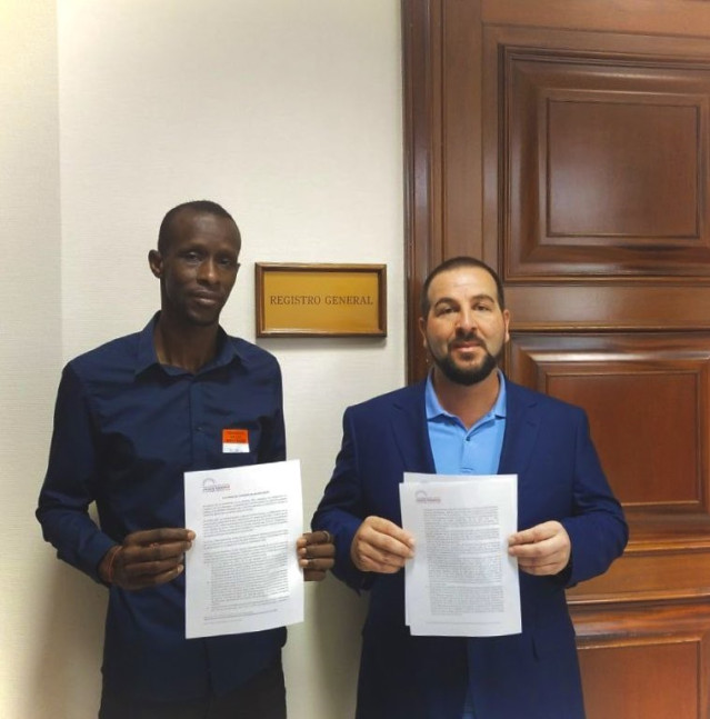 El diputado de Unidas Podemos en el Congreso Ismael Cortés junto al parlamentario de la formación en la Asamblea de Madrid, Serigne Mbaye.