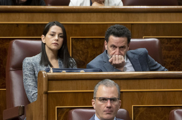Archivo - La líder de Cs, Inés Arrimadas, y el portavoz adjunto de Ciudadanos en el Congreso, Edmundo Bal, en una sesión plenaria en el Congreso de los Diputados, a 25 de mayo de 2022, en Madrid (España). Durante el pleno, el Ejecutivo central debe respon