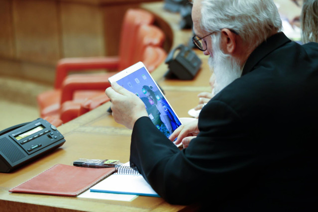 Archivo - El diputado del PSOE Agustín Zamarrón consulta su tablet en una comparencia