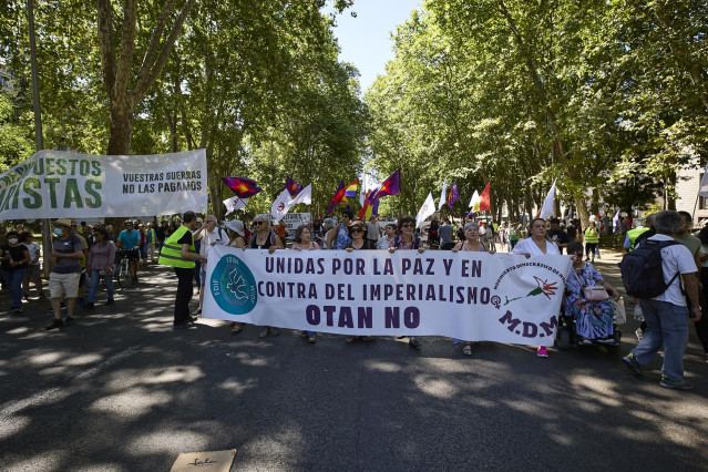Numerosas personas se manifiestan contra la OTAN, a 26 de junio de 2022, en Madrid (España). La movilización ha sido convocada por la plataforma estatal ‘Por la Paz, No a la OTAN’ y otras organizaciones sindicales y sociales para rechazar la cumbre de la