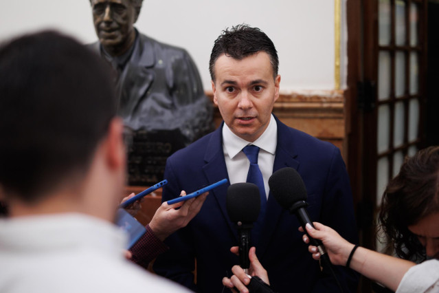 El portavoz del PSOE en el Congreso, Héctor Gómez, responde a los medios a su llegada a una sesión plenaria, en el Congreso de los Diputados, a 23 de junio de 2022, en Madrid (España).