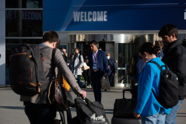 Archivo - Visitantes abandonan la Fira en la clausura del Mobile World Congress 2022, en la Fira de Barcelona, a 3 de marzo de 2022, en  L'Hospitalet de Llobregat, Barcelona, Catalunya (España)