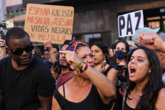 Varias personas durante una manifestación contra las políticas migratorias, en la Plaza del Callao