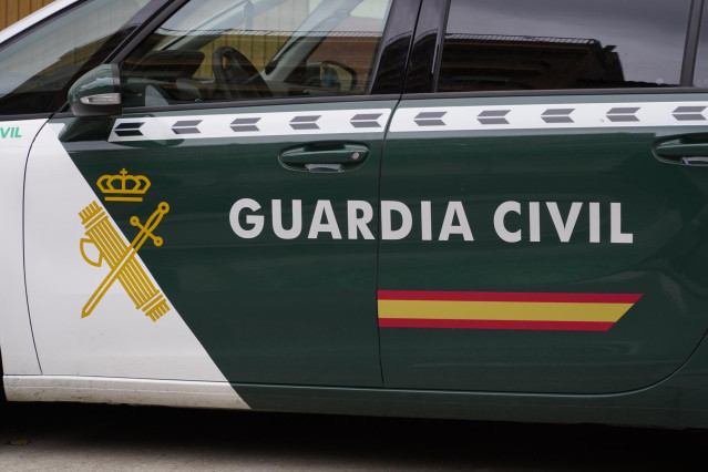 Archivo - Vehículo de la Guardia Civil en las inmediaciones del dispositivo puesto en marcha para buscar a un joven desaparecido en julio de 2021, a 24 de mayo de 2022, en Entrena, La Rioja, Logroño (España). La búsqueda del joven de 31 años, Javier Oveja