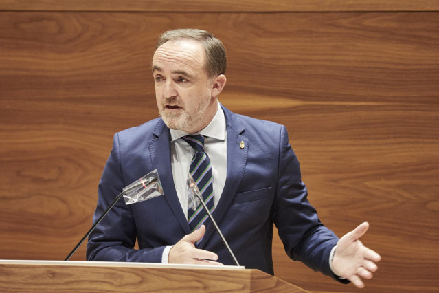 Archivo - El presidente de UPN y portavoz de Navarra Suma, Javier Esparza, en el Parlamento de Navarra.