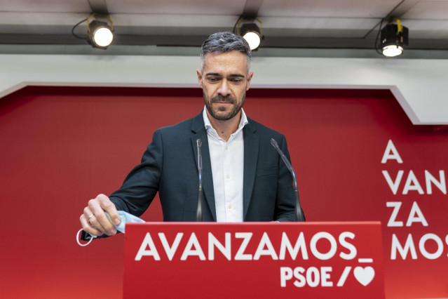 Archivo - El portavoz adjunto del PSOE en el Congreso, Felipe Sicilia, responde en una rueda de prensa tras la reunión de la Comisión Ejecutiva Federal Plenaria del PSOE en la sede socialista de la calle Ferraz, a 25 de octubre de 2021, en Madrid, (España