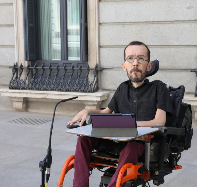 El portavoz de Unidas Podemos en el Congreso, Pablo Echenique, a su llegada a un acto en recuerdo a las víctimas del terrorismo, en el Congreso de los Diputados, a 27 de junio de 2022, en Madrid (España).