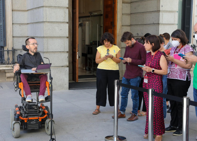 El portavoz de Unidas Podemos en el Congreso, Pablo Echenique, a su llegada a un acto en recuerdo a las víctimas del terrorismo, en el Congreso de los Diputados, a 27 de junio de 2022, en Madrid (España).